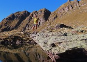 47 Bello specchiarsi dal roccione nel lago, ma con attenzione